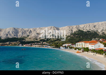 Blick über die Stadt Baska und die felsige Bucht Baska, Insel Krk, Adria, Kvarner Bucht, Kroatien, Europa Stockfoto