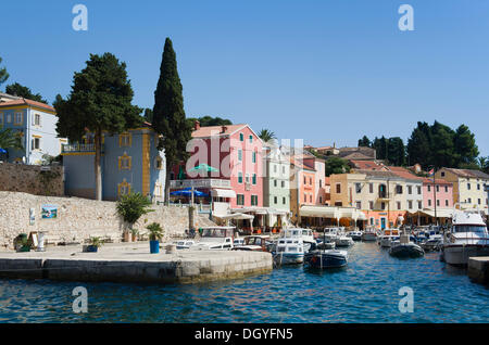 Boote im Hafen von Veli Losinj, Losinj Insel, Adria, Kvarner Bucht, Kroatien, Europa Stockfoto