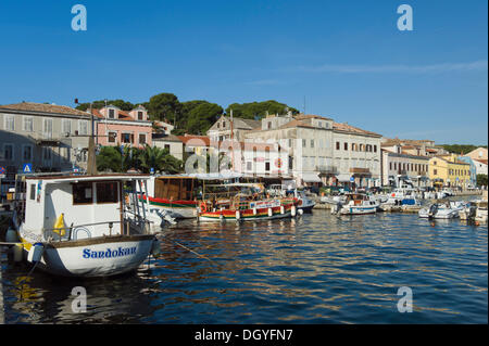 Boote im Hafen von Mali Losinj, Losinj Insel, Adria, Kvarner Bucht, Kroatien, Europa Stockfoto