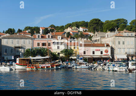 Boote im Hafen von Mali Losinj, Losinj Insel, Adria, Kvarner Bucht, Kroatien, Europa Stockfoto