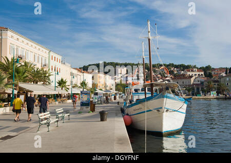 Boote an der Hafenpromenade von Mali Losinj, Losinj Insel, Adria, Kvarner Bucht, Kroatien, Europa Stockfoto