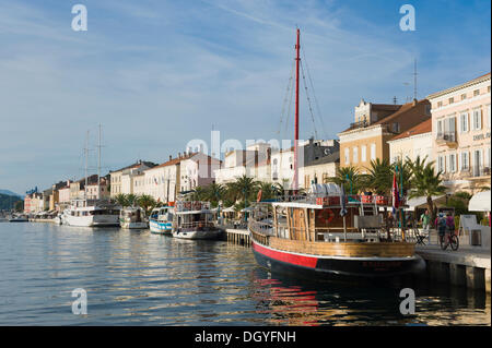 Boote an der Hafenpromenade von Mali Losinj, Losinj Insel, Adria, Kvarner Bucht, Kroatien, Europa Stockfoto