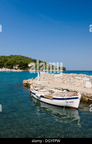 Angelboot/Fischerboot vor Punta Zelena in der Nähe von Kukljica, Insel Ugljan, Adria, Zadar, Dalmatien, Kroatien, Europa Stockfoto