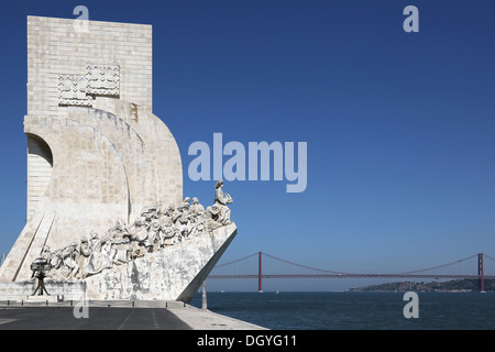 Denkmal für die Entdecker mit einer Hängebrücke in Belem in Lissabon Portugal Stockfoto