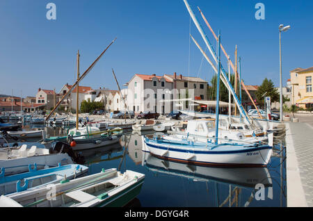 Angelboote/Fischerboote im Hafen von Betina, Murter Insel, Adria, Dalmatien, Kroatien, Europa Stockfoto