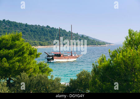 Segelboot in einer Bucht in der Nähe von Tisno, Murter Insel, Adria, Dalmatien, Kroatien, Europa Stockfoto