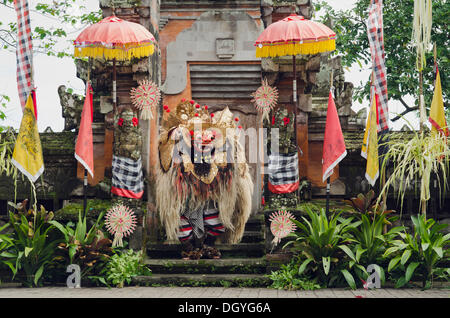 Barong Tanz vor einem hinduistischen Tempel mit Dekorationen in Batubulan, Bali, Indonesien, Asien Stockfoto