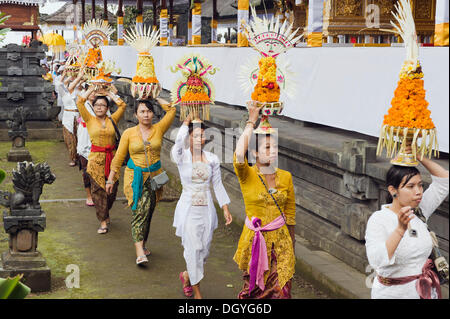 Prozession am Besakih-Tempel und der Wallfahrt Schrein am Fuße des Mount Agung Besakih, Bali, Indonesien Stockfoto