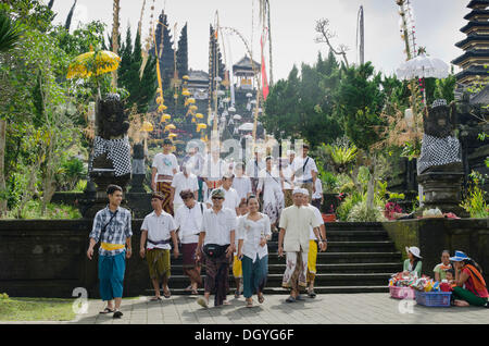 Pilger am dekorierten Besakih-Tempel und der Wallfahrt Schrein am Fuße des Mount Agung Besakih, Bali, Indonesien Stockfoto