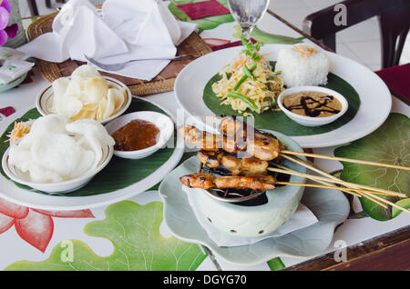 Chicken Satay, Hähnchen-Spieße mit Reis, indonesische Küche in einem Restaurant, Candi Dasa, Bali, Indonesien Stockfoto