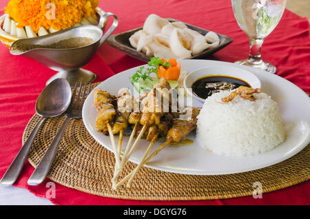 Chicken Satay, Hähnchen-Spieße mit Reis, indonesische Küche, ein Restaurant, Ubud, Bali, Indonesien Stockfoto