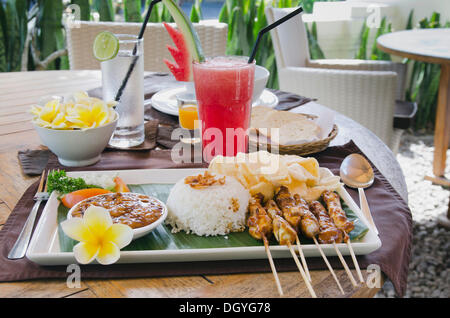 Chicken Satay, Hähnchen-Spieße mit Reis, indonesische Küche, ein Restaurant, Ubud, Bali, Indonesien Stockfoto
