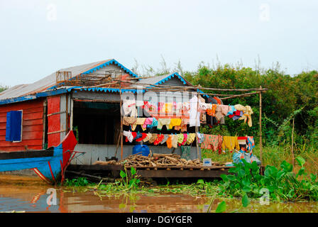Haus einer vietnamesischen Minderheit in das schwimmende Dorf auf dem Tonle Sap See, Battambang, Kambodscha, Südost-Asien Stockfoto