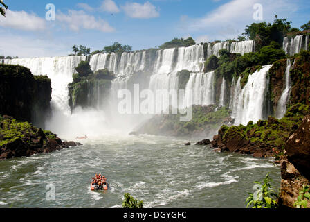 Iguazu Wasserfälle, Flussufer auf der argentinischen Seite Fluss Iguazu, Argentinien, Südamerika Stockfoto