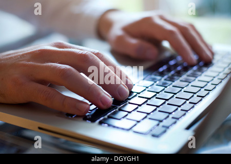 Hände des Mannes Geschäftstyp auf der Tastatur des Computers Stockfoto