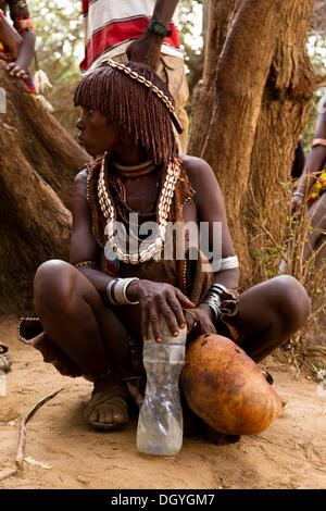 Frau, Stier-springen Zeremonie der Hamer Menschen, in der Nähe von Turmi, unteren Omo-Tal, Süd-Äthiopien, Afrika Stockfoto