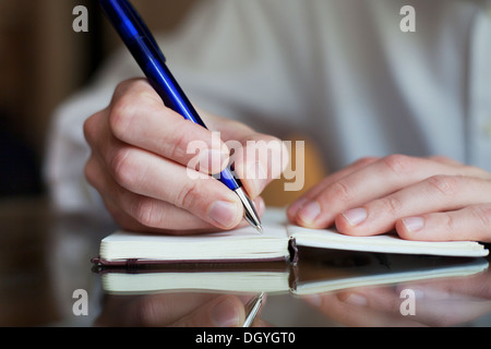 Geschäftsmann in Notepad schreiben Stockfoto