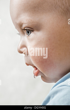 Ein Baby Kamera starrte und sabbern Stockfoto