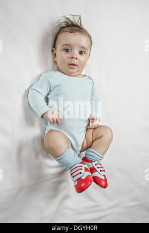 Einen Baby-jungen Baby Fußball Schuhe Stockfoto