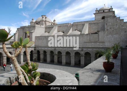 Hof, Kloster La Compania, Arequipa, Inca Siedlung, Quechua Siedlung, Peru, Südamerika, Lateinamerika Stockfoto