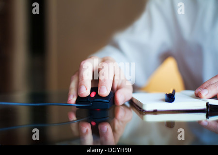 Geschäftsmann mit Computermaus und Notizblock Stockfoto