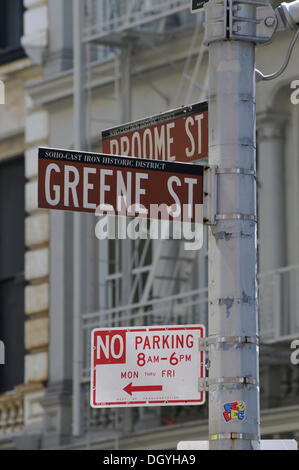 Straßenschilder an der Kreuzung, Ecke Spring Street und Broome Street, Greenwich Village, New York City, New York, Nordamerika Stockfoto