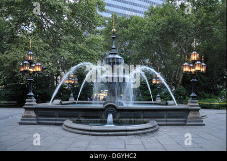 Brunnen in City Hall Park bei Dämmerung, Financial District, New York City, New York, USA, Vereinigte Staaten von Amerika, Nordamerika Stockfoto