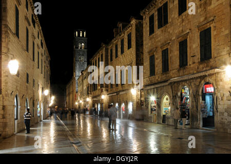 Nacht, Turm, Franziskanerkloster, Placa, Stradun, Altstadt, Dubrovnik, Kroatien, Europa Stockfoto