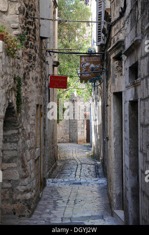 Schmale Gasse, Altstadt, Trogir, Kroatien, Europa