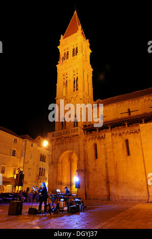 Nacht, Musiker, Turm, die Kathedrale Sveti Lovro, Trg ivan Pavla II., Altstadt, Trogir, Kroatien, Europa Stockfoto