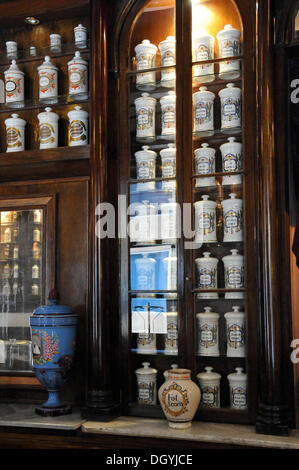 Apotheke farmacia taquechel, Obispo, Altstadt, Havanna, Kuba, Karibik, Zentralamerika Stockfoto