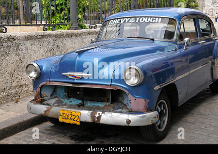 Blauer Oldtimer, Plaza de Armas, Altstadt, Havanna, Kuba, Karibik, Mittelamerika Stockfoto