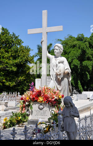 Grab von Amelia goyri, eine Frau als La Milagrosa, Doppelpunkt Friedhof bekannt, cementerio Cristobal Colon, Havanna, historischen Bezirk Stockfoto