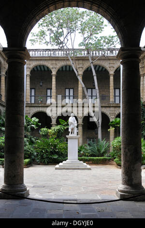 Innenhof des Palacio de Los Capitanes generales Palast, dem Plaza de Armas Square, Havanna, der historische Bezirk, Kuba Stockfoto