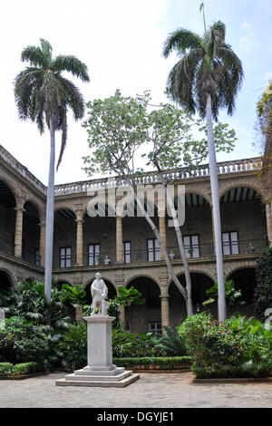 Innenhof des Palacio de Los Capitanes generales Palast, dem Plaza de Armas Square, Havanna, der historische Bezirk, Kuba Stockfoto