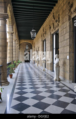 Arkaden im Palacio de Los Capitanes generales Palast, dem Plaza de Armas Square, Havanna, historischen Bezirk, Kuba, Karibik Stockfoto