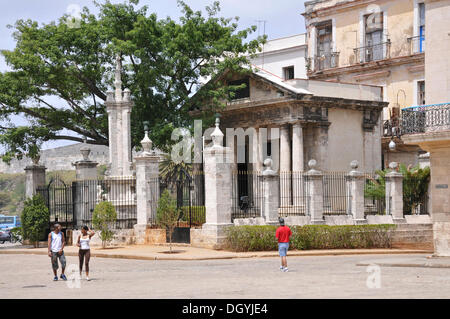 El Templete Denkmal auf der Plaza de Armas entfernt, Havanna, historischen Bezirk, Kuba, Karibik, Zentralamerika Stockfoto