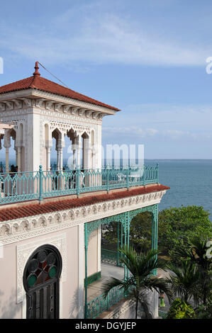 Meerblick von der Terrasse des Palacio del Valle, Punta Gorda Halbinsel, Cienfuegos, Kuba, Karibik, Zentralamerika Stockfoto