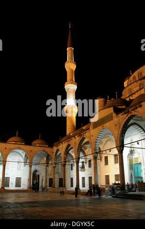 Night Shot, Innenhof, Sultan Ahmed Moschee oder blaue Moschee, Altstadt, Istanbul, Europa Stockfoto