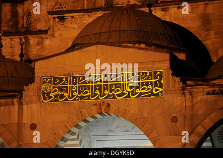 Night Shot, Beschriftung, Innenhof, Sultan Ahmed Moschee oder blaue Moschee, Altstadt, Istanbul, Europa Stockfoto