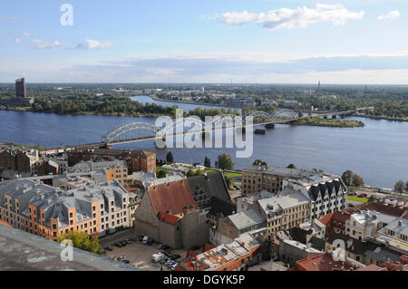 Eisenbahnbrücke über den Fluss Daugava, Blick auf die Altstadt von Riga, Lettland, Baltikum, Nordeuropa Stockfoto