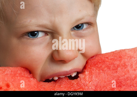 Eine Nahaufnahme der junge unter großen Bissen eine große saftige Scheibe Wassermelone. Isoliert auf weiss. Stockfoto