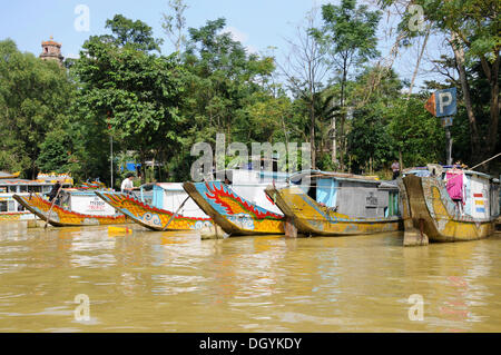 Drachen Boote auf den Perfume River und Hue, Vietnam, Südostasien Stockfoto