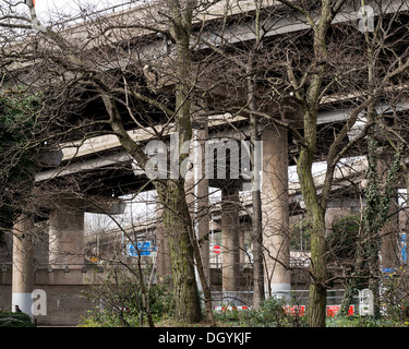 Autobahnkreuz (kiesigen Hill Interchange), Birmingham, Vereinigtes Königreich. Architekt: unbekannt, 1972. Straßen und Bäume. Stockfoto