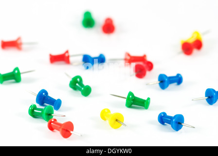 Bunte Büro Heftzwecken auf weißem Hintergrund. Stockfoto