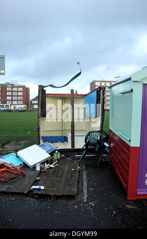 Strandhütten beschädigt durch Sturm des St. Jude Hove Brighton Seafront UK Stockfoto