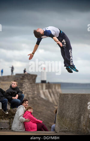 Porthcawl, South Wales, UK. 27. Oktober 2013. Parkour Experte Andrew Cronin aus Bridgend erscheint, den herannahenden Sturm zu antizipieren, als er am Strand von Porthcawl, Südwales (Samstag, 26. Oktober 2013) den Sturm führt, genannt St. Jude, brachte das windigste Wetter Großbritannien seit 1987 getroffen. © Adrian Sherratt/Alamy Live-Nachrichten Stockfoto