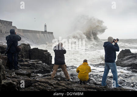 Porthcawl, South Wales, UK. 27. Oktober 2013. Fotografen Line-up, um die Wellen brechen über den Deich in Porthcawl, Südwales (27. Oktober 2013) Sturm, genannt St. Jude, brachte das windigste Wetter, das Vereinigte Königreich seit 1987 treffen zu erfassen. © Adrian Sherratt/Alamy Live-Nachrichten Stockfoto