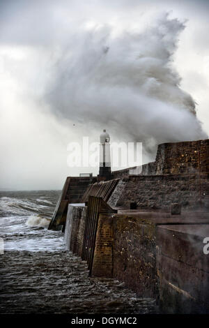 Porthcawl, South Wales, UK. 27. Oktober 2013. Eine riesige Welle bricht über den Deich in Porthcawl, Südwales (27. Oktober 2013) Sturm, genannt St. Jude, brachte das windigste Wetter Großbritannien seit 1987 getroffen. © Adrian Sherratt/Alamy Live-Nachrichten Stockfoto