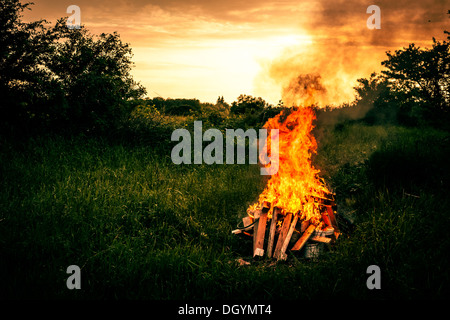 Lagerfeuer in einem Camp in natürlicher Umgebung Stockfoto